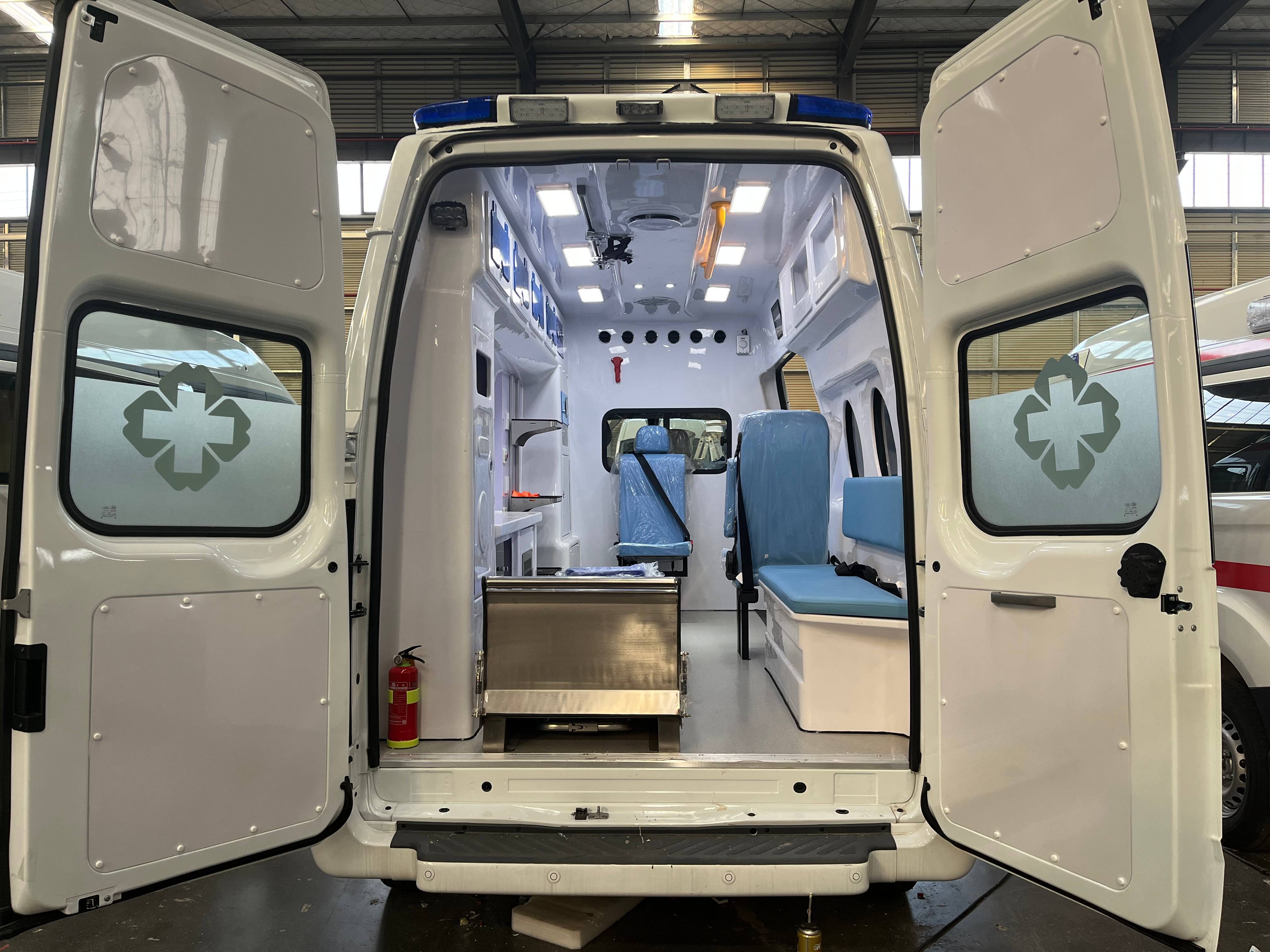 福特新世代V348長軸高頂負(fù)壓救護(hù)車圖片5